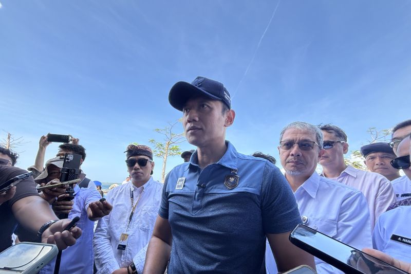 Menteri Koordinator (Menko) Bidang Infrastruktur dan Pembangunan Kewilayahan Agus Harimurti Yudhoyono (AHY) membahas relokasi kapal ikan Pelabuhan Benoa ke PPN Pengambengan, di Denpasar, Bali, Selasa (21/7/2026). Sumber foto: Antara Menteri Koordinator (Menko) Bidang Infrastruktur dan Pembangunan Kewilayahan Agus Harimurti Yudhoyono (AHY) membahas relokasi kapal ikan Pelabuhan Benoa ke PPN Pengambengan, di Denpasar, Bali, Selasa (21/7/2026). Sumber foto: Antara