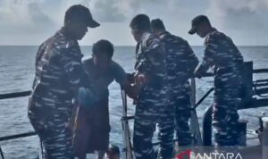 Penumpang yang selamat dari masibah tenggelamnya KLM Nurul Salsa 01 dievakuasi ke KRI Marlin-877 di Pulau Sanipa, Kepulauan Selayar, Minggu (19/7/2026). Sumber foto: Antara Penumpang yang selamat dari masibah tenggelamnya KLM Nurul Salsa 01 dievakuasi ke KRI Marlin-877 di Pulau Sanipa, Kepulauan Selayar, Minggu (19/7/2026). Sumber foto: Antara