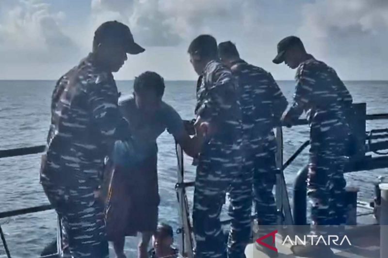 Penumpang yang selamat dari masibah tenggelamnya KLM Nurul Salsa 01 dievakuasi ke KRI Marlin-877 di Pulau Sanipa, Kepulauan Selayar, Minggu (19/7/2026). Sumber foto: Antara Penumpang yang selamat dari masibah tenggelamnya KLM Nurul Salsa 01 dievakuasi ke KRI Marlin-877 di Pulau Sanipa, Kepulauan Selayar, Minggu (19/7/2026). Sumber foto: Antara