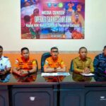 Bupati Selayar Muhammad Natsir Ali (dua dari kanan) menggelar konferensi pers di Kantor SAR Selayar membahas perkembangan penanganan kecelakaan kapal KLM Nurul Salsa 01 di Kepulauan Selayar, Senin (19/7/2026). Sumber foto: Antara