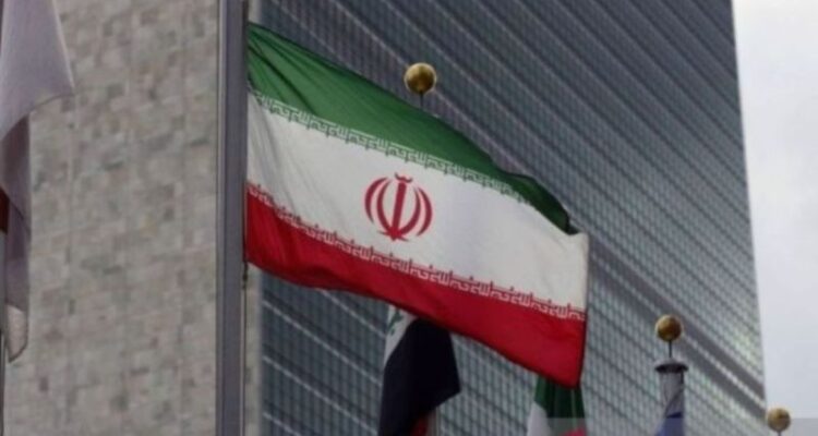 Arsip Foto - Bendera Iran terlihat di markas besar PBB di New York, AS, Rabu (8/1/2020). Foto Antara