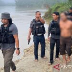 Terduga pelaku berinisial A saat diamankan tim gabungan di sebuah lanting sedot emas, kawasan Desa Tumbang Pariyei, Kecamatan Katingan Tengah, Kabupaten Katingan, Jumat (3/7/2026). Foto Antara
