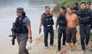 Terduga pelaku berinisial A saat diamankan tim gabungan di sebuah lanting sedot emas, kawasan Desa Tumbang Pariyei, Kecamatan Katingan Tengah, Kabupaten Katingan, Jumat (3/7/2026). Foto Antara