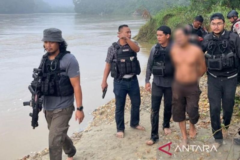 Terduga pelaku berinisial A saat diamankan tim gabungan di sebuah lanting sedot emas, kawasan Desa Tumbang Pariyei, Kecamatan Katingan Tengah, Kabupaten Katingan, Jumat (3/7/2026). Foto Antara Terduga pelaku berinisial A saat diamankan tim gabungan di sebuah lanting sedot emas, kawasan Desa Tumbang Pariyei, Kecamatan Katingan Tengah, Kabupaten Katingan, Jumat (3/7/2026). Foto Antara