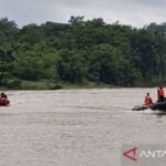 Tim gabungan pada saat melakukan pencarian dua personel Polres Katingan yang dilaporkan hilang saat penggerebekan terduga bandar narkoba di Desa Tumbang Kalemei, Kabupaten Katingan. Foto Antara