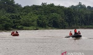 Tim gabungan pada saat melakukan pencarian dua personel Polres Katingan yang dilaporkan hilang saat penggerebekan terduga bandar narkoba di Desa Tumbang Kalemei, Kabupaten Katingan. Foto Antara