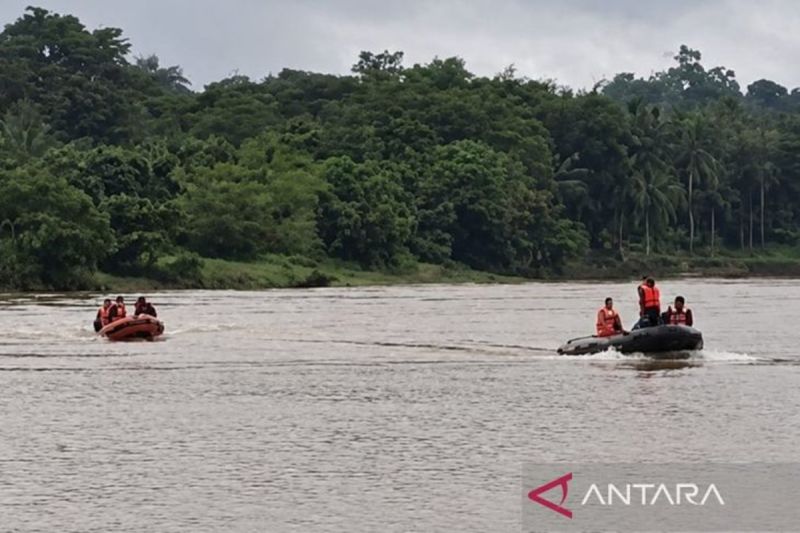 Tim gabungan pada saat melakukan pencarian dua personel Polres Katingan yang dilaporkan hilang saat penggerebekan terduga bandar narkoba di Desa Tumbang Kalemei, Kabupaten Katingan. Foto Antara Tim gabungan pada saat melakukan pencarian dua personel Polres Katingan yang dilaporkan hilang saat penggerebekan terduga bandar narkoba di Desa Tumbang Kalemei, Kabupaten Katingan. Foto Antara