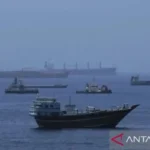 Ilustrasi - Kapal kargo komersial dan tanker minyak mentah sedang berlabuh di Teluk Oman untuk bersiap melintasi Selat Hormuz pada Minggu (21 Juni 2026). Sumber foto: Antara