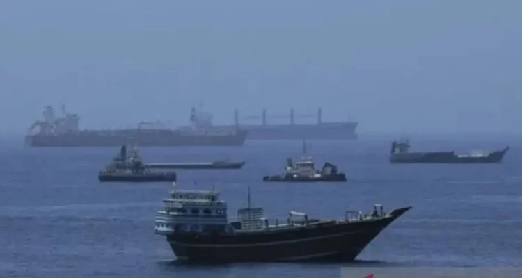 Ilustrasi - Kapal kargo komersial dan tanker minyak mentah sedang berlabuh di Teluk Oman untuk bersiap melintasi Selat Hormuz pada Minggu (21 Juni 2026). Sumber foto: Antara