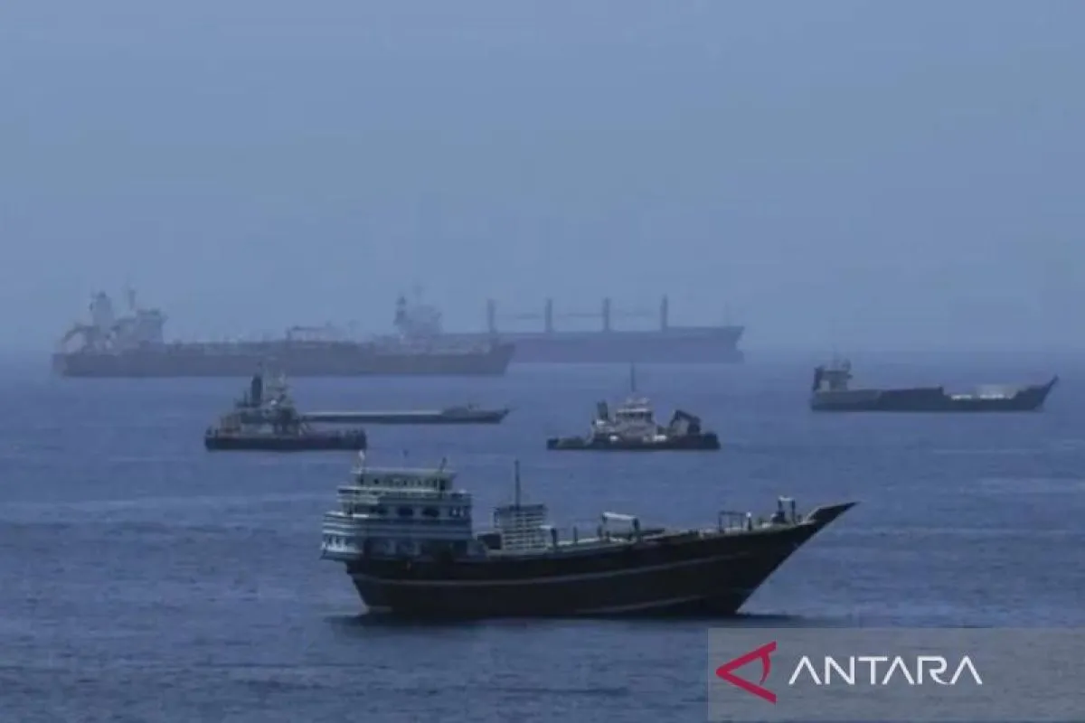 Ilustrasi - Kapal kargo komersial dan tanker minyak mentah sedang berlabuh di Teluk Oman untuk bersiap melintasi Selat Hormuz pada Minggu (21 Juni 2026). Sumber foto: Antara