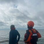 SAR Timika saat melakukan upaya pencarian terhadap perahu nelayan yang hilang di Perairan Atuka Distrik Mimika Tengah, Mimika, Papua Tengah.