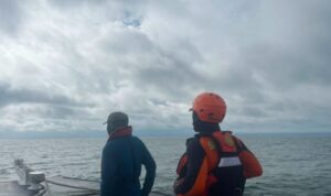 SAR Timika saat melakukan upaya pencarian terhadap perahu nelayan yang hilang di Perairan Atuka Distrik Mimika Tengah, Mimika, Papua Tengah.