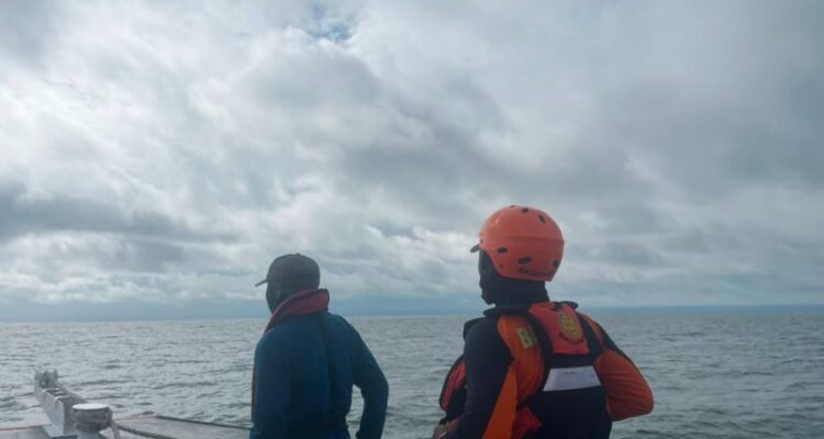 SAR Timika saat melakukan upaya pencarian terhadap perahu nelayan yang hilang di Perairan Atuka Distrik Mimika Tengah, Mimika, Papua Tengah.