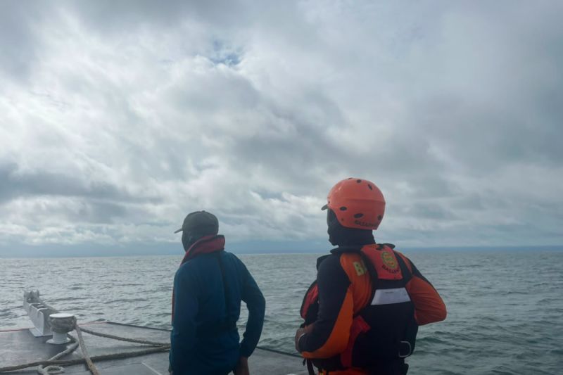 SAR Timika saat melakukan upaya pencarian terhadap perahu nelayan yang hilang di Perairan Atuka Distrik Mimika Tengah, Mimika, Papua Tengah. SAR Timika saat melakukan upaya pencarian terhadap perahu nelayan yang hilang di Perairan Atuka Distrik Mimika Tengah, Mimika, Papua Tengah.