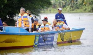 Pemkot Tangerang pada hari ini, Jumat, melakukan susur sungai sebagai upaya memastikan tak ada pencemaran sungai cisadane. Sumber foto: Antara Pemkot Tangerang pada hari ini, Jumat, melakukan susur sungai sebagai upaya memastikan tak ada pencemaran sungai cisadane. Sumber foto: Antara