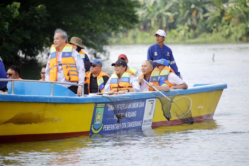 Pemkot Tangerang pada hari ini, Jumat, melakukan susur sungai sebagai upaya memastikan tak ada pencemaran sungai cisadane. Sumber foto: Antara Pemkot Tangerang pada hari ini, Jumat, melakukan susur sungai sebagai upaya memastikan tak ada pencemaran sungai cisadane. Sumber foto: Antara