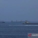 Kapal kargo komersial dan kapal tanker minyak mentah yang sedang berlabuh di Teluk Oman, di lepas pantai Muscat, Oman, pada 21 Juni 2026, saat mereka bersiap untuk melintasi Selat Hormuz yang krusial. Sumber foto: Antara