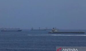 Kapal kargo komersial dan kapal tanker minyak mentah yang sedang berlabuh di Teluk Oman, di lepas pantai Muscat, Oman, pada 21 Juni 2026, saat mereka bersiap untuk melintasi Selat Hormuz yang krusial. Sumber foto: Antara Kapal kargo komersial dan kapal tanker minyak mentah yang sedang berlabuh di Teluk Oman, di lepas pantai Muscat, Oman, pada 21 Juni 2026, saat mereka bersiap untuk melintasi Selat Hormuz yang krusial. Sumber foto: Antara