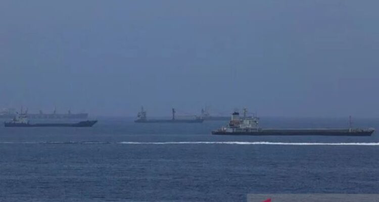 Kapal kargo komersial dan kapal tanker minyak mentah yang sedang berlabuh di Teluk Oman, di lepas pantai Muscat, Oman, pada 21 Juni 2026, saat mereka bersiap untuk melintasi Selat Hormuz yang krusial. Sumber foto: Antara