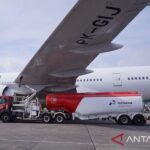Pertamina's fuel car tank fills aviation fuel into the plane. Antara Photo