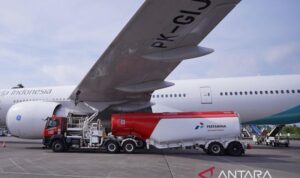 Pertamina's fuel car tank fills aviation fuel into the plane. Antara Photo