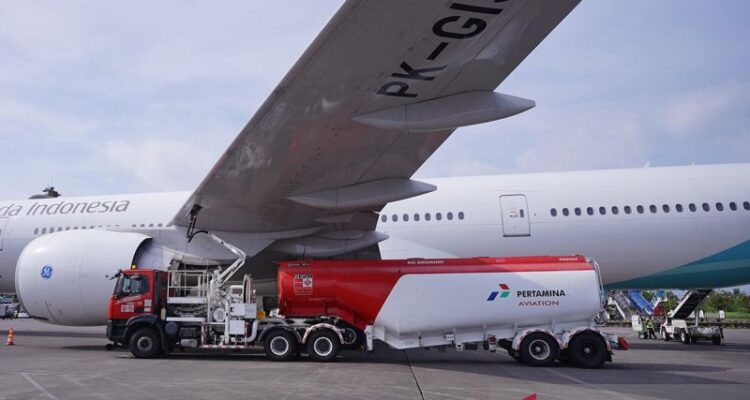 Pertamina's fuel car tank fills aviation fuel into the plane. Antara Photo