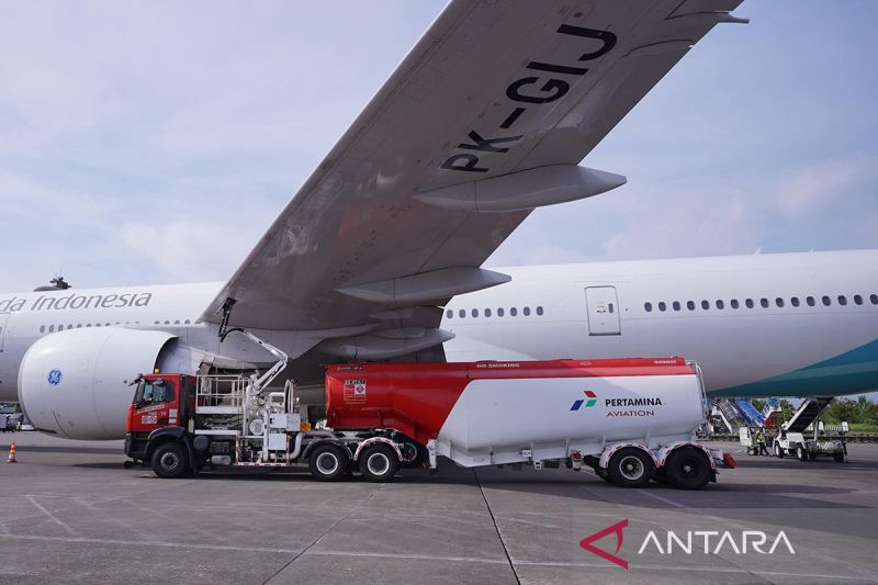 Pertamina's fuel car tank fills aviation fuel into the plane. Antara Photo