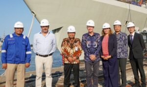 Duta Besar Denmark untuk Indonesia H.E. Sten Fridmodt Nielsen mengunjungi PT PAL Indonesia di Surabaya, Jawa Timur. Foto Antara
