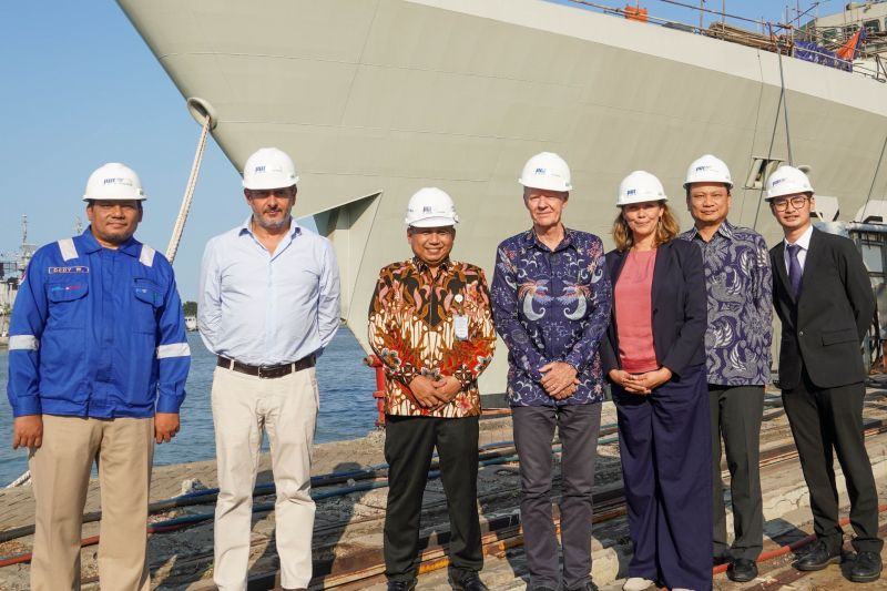 Duta Besar Denmark untuk Indonesia H.E. Sten Fridmodt Nielsen mengunjungi PT PAL Indonesia di Surabaya, Jawa Timur. Foto Antara