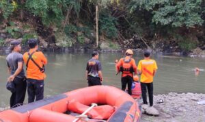 Tim SAR gabungan melakukan pencarian terhadap korban tenggelam di Sungai Bedadung, Selasa (30/6/2026). Foto Antara