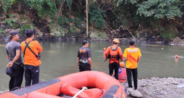 Tim SAR gabungan melakukan pencarian terhadap korban tenggelam di Sungai Bedadung, Selasa (30/6/2026). Foto Antara