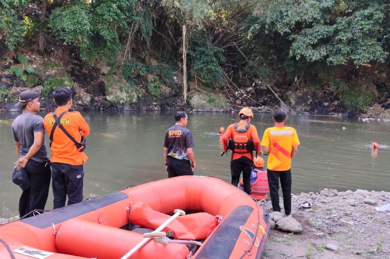 Tim SAR gabungan melakukan pencarian terhadap korban tenggelam di Sungai Bedadung, Selasa (30/6/2026). Foto Antara Tim SAR gabungan melakukan pencarian terhadap korban tenggelam di Sungai Bedadung, Selasa (30/6/2026). Foto Antara