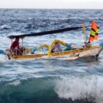 Ilustrasi - Nelayan melaut menggunakan perahu tradisional di tengah gelombang tinggi disertai angin kencang di Pantai Kusamba, Klungkung, Bali, Minggu (10/5/2026). Foto Antara