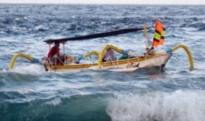 Ilustrasi - Nelayan melaut menggunakan perahu tradisional di tengah gelombang tinggi disertai angin kencang di Pantai Kusamba, Klungkung, Bali, Minggu (10/5/2026). Foto Antara Ilustrasi - Nelayan melaut menggunakan perahu tradisional di tengah gelombang tinggi disertai angin kencang di Pantai Kusamba, Klungkung, Bali, Minggu (10/5/2026). Foto Antara