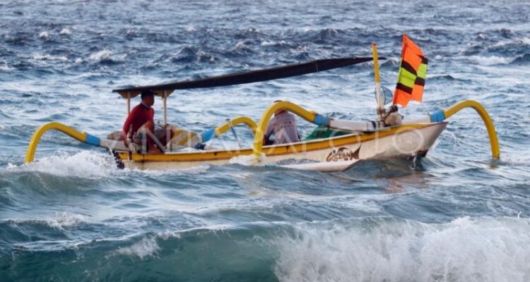 Ilustrasi - Nelayan melaut menggunakan perahu tradisional di tengah gelombang tinggi disertai angin kencang di Pantai Kusamba, Klungkung, Bali, Minggu (10/5/2026). Foto Antara