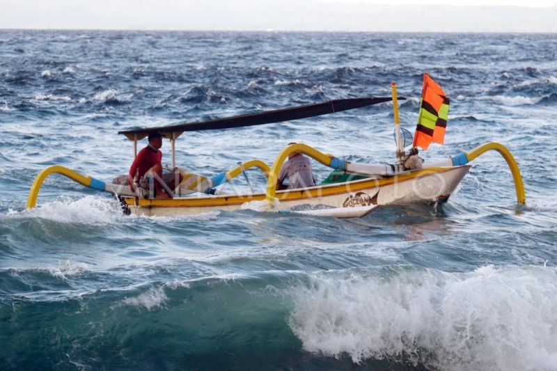 Ilustrasi - Nelayan melaut menggunakan perahu tradisional di tengah gelombang tinggi disertai angin kencang di Pantai Kusamba, Klungkung, Bali, Minggu (10/5/2026). Foto Antara Ilustrasi - Nelayan melaut menggunakan perahu tradisional di tengah gelombang tinggi disertai angin kencang di Pantai Kusamba, Klungkung, Bali, Minggu (10/5/2026). Foto Antara