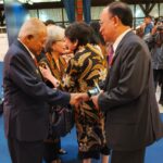 Prof. Purnomo Yusgiantoro mendapat ucapan selamat dari Mantan Gubernur Lemhannas, Prof. Dr. Budi Susilo Soepandji yang juga Sekjen IKAL, atas anugerah Profesor Emiritus ITB. Foto Indomaritim/Ikal