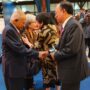 Prof. Purnomo Yusgiantoro mendapat ucapan selamat dari Mantan Gubernur Lemhannas, Prof. Dr. Budi Susilo Soepandji yang juga Sekjen IKAL, atas anugerah Profesor Emiritus ITB. Foto Indomaritim/Ikal