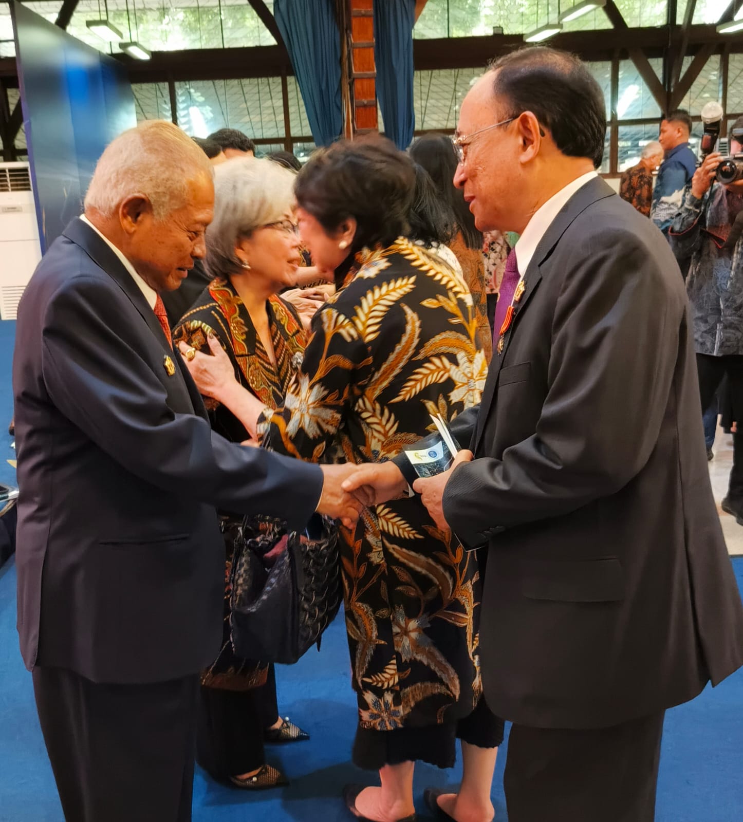 Prof. Purnomo Yusgiantoro mendapat ucapan selamat dari Mantan Gubernur Lemhannas, Prof. Dr. Budi Susilo Soepandji yang juga Sekjen IKAL, atas anugerah Profesor Emiritus ITB. Foto Indomaritim/Ikal Prof. Purnomo Yusgiantoro mendapat ucapan selamat dari Mantan Gubernur Lemhannas, Prof. Dr. Budi Susilo Soepandji yang juga Sekjen IKAL, atas anugerah Profesor Emiritus ITB. Foto Indomaritim/Ikal