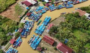 Ilustrasi - Foto udara Sejumlah perahu dan kapal nelayan ditambatkan di aliran sungai Pelabuhan Kuala Cangkol Desa Padang Seurahet, Johan Pahlawan, Aceh Barat, Aceh, Senin (25/5/2026). Foto Antara