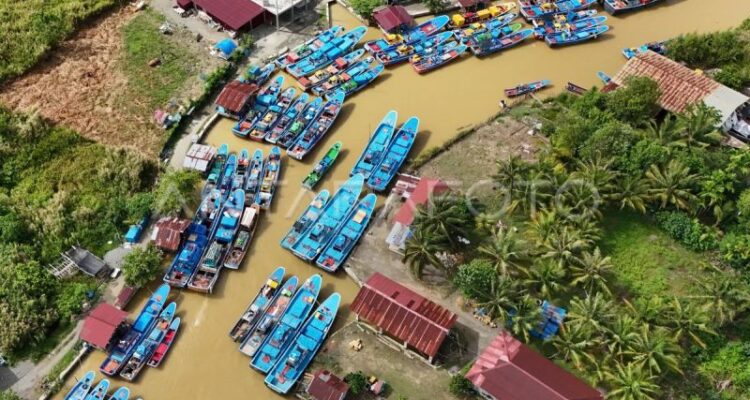 Ilustrasi - Foto udara Sejumlah perahu dan kapal nelayan ditambatkan di aliran sungai Pelabuhan Kuala Cangkol Desa Padang Seurahet, Johan Pahlawan, Aceh Barat, Aceh, Senin (25/5/2026). Foto Antara