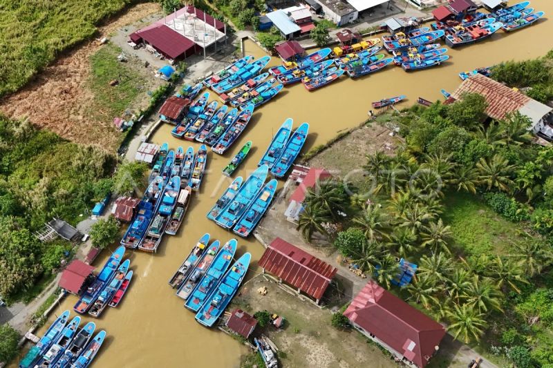 Ilustrasi - Foto udara Sejumlah perahu dan kapal nelayan ditambatkan di aliran sungai Pelabuhan Kuala Cangkol Desa Padang Seurahet, Johan Pahlawan, Aceh Barat, Aceh, Senin (25/5/2026). Foto Antara