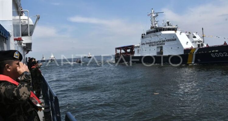 Arsip Foto - Sejumlah Awak Kapal Pengawas (AKP) Direktorat Jenderal Pengawasan Sumber Daya Kelautan dan Perikanan Pengawasan Sumber Daya Kelautan dan Perikanan (PSDKP KKP) memberi hormat kepada kapal Pengawas Kelautan dan Perikanan Orca 02 di Dermaga Ex Presiden, Tanjung Priok, Jakarta Utara, Kamis (1/2/2024). Foto Antara