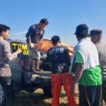 Tim gabungan mengevakuasi jenazah yang terdampar di pinggir pesisir pantai Area Savana di Desa Pandanwangi, Kecamatan Tempeh, Kabupaten Lumajang, Jumat (17/7/2026). Foto: Antara