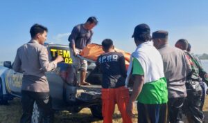 Tim gabungan mengevakuasi jenazah yang terdampar di pinggir pesisir pantai Area Savana di Desa Pandanwangi, Kecamatan Tempeh, Kabupaten Lumajang, Jumat (17/7/2026). Foto: Antara