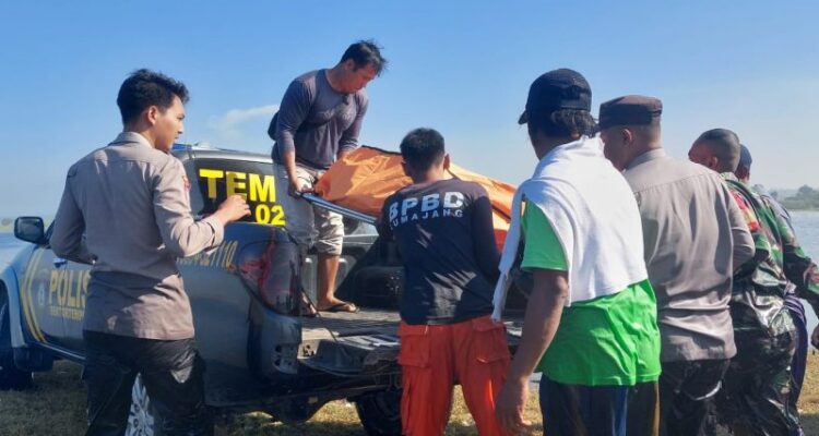 Tim gabungan mengevakuasi jenazah yang terdampar di pinggir pesisir pantai Area Savana di Desa Pandanwangi, Kecamatan Tempeh, Kabupaten Lumajang, Jumat (17/7/2026). Foto: Antara