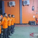 Kepala Kantor SAR Manokwari Yefri Sabaruddin memberi pengarahan kepada personel SAR di Manokwari, sebelum diberangkatkan menuju Pegunungan Arfak, Sabtu (18/7/2026) malam. Sumber foto: Antara