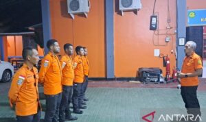 Kepala Kantor SAR Manokwari Yefri Sabaruddin memberi pengarahan kepada personel SAR di Manokwari, sebelum diberangkatkan menuju Pegunungan Arfak, Sabtu (18/7/2026) malam. Sumber foto: Antara Kepala Kantor SAR Manokwari Yefri Sabaruddin memberi pengarahan kepada personel SAR di Manokwari, sebelum diberangkatkan menuju Pegunungan Arfak, Sabtu (18/7/2026) malam. Sumber foto: Antara