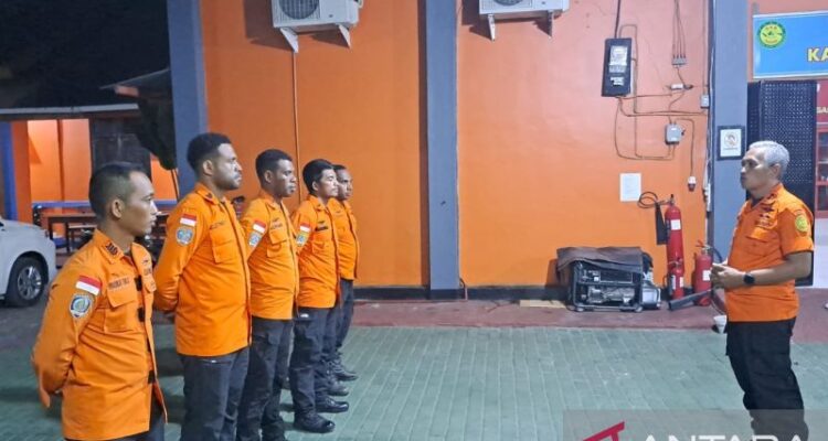 Kepala Kantor SAR Manokwari Yefri Sabaruddin memberi pengarahan kepada personel SAR di Manokwari, sebelum diberangkatkan menuju Pegunungan Arfak, Sabtu (18/7/2026) malam. Sumber foto: Antara