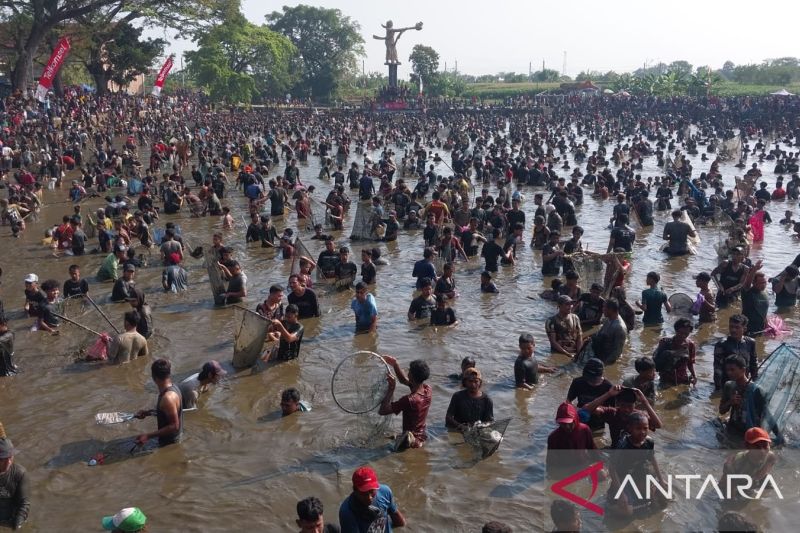 Thousands of residents participated in Memet Ikan tradition of Fish Festival at Gemblegan Fish Pond in Kalikotes Sub-District, Klaten, Central Java, on Sunday (July 19, 2026). Photo Source: Antara Thousands of residents participated in Memet Ikan tradition of Fish Festival at Gemblegan Fish Pond in Kalikotes Sub-District, Klaten, Central Java, on Sunday (July 19, 2026). Photo Source: Antara